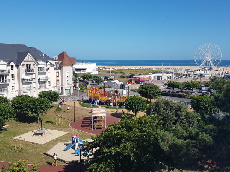 Jeux enfants à Ouistreham, en bord de mer