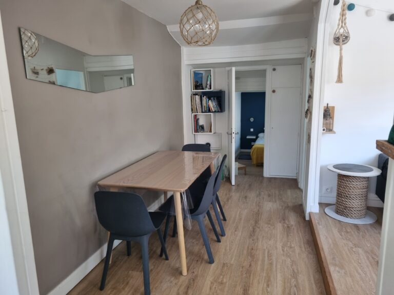 Salle à manger location de vacances à Ouistreham